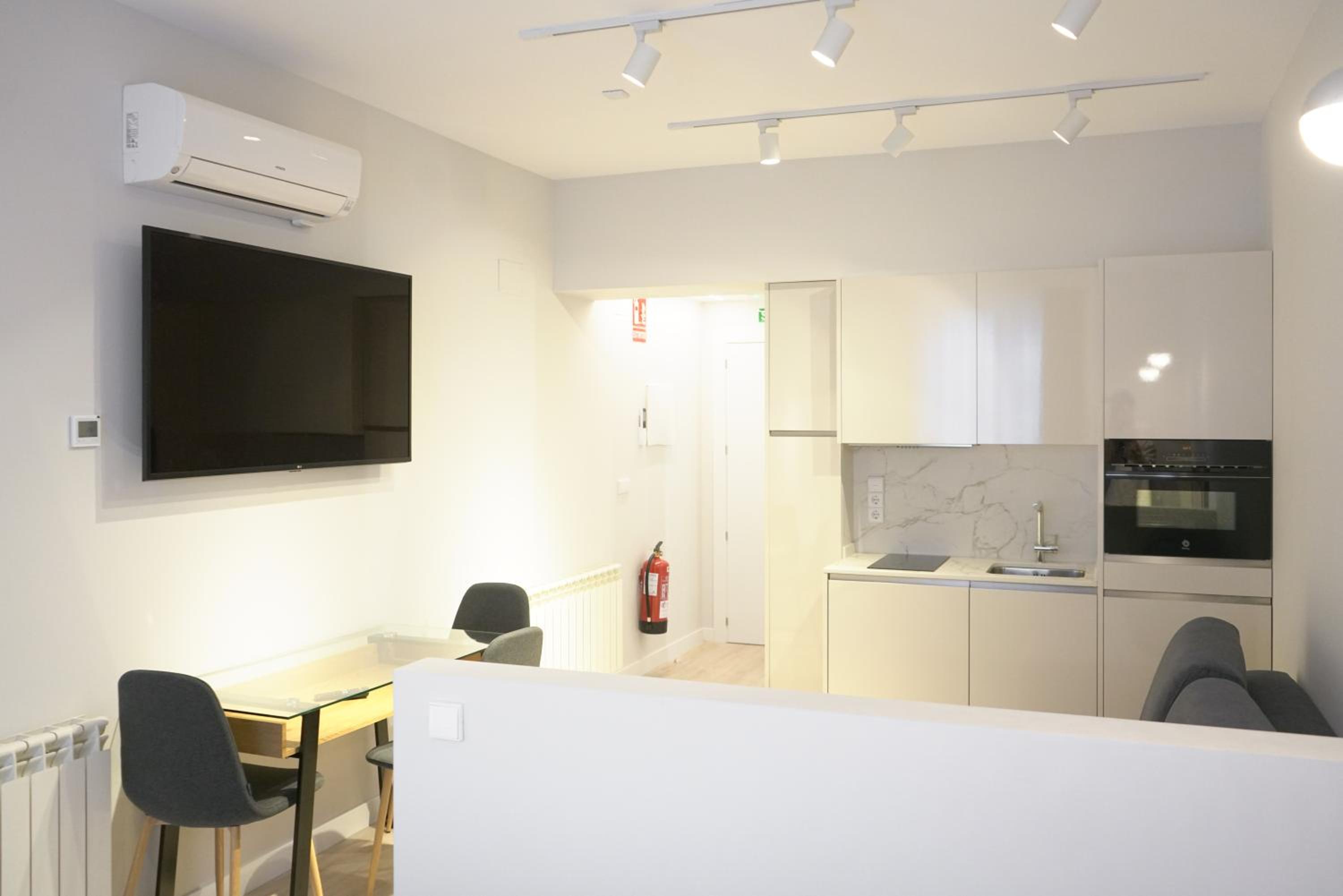 APARTAMENTOS LA FLORA BURGOS todos con aire acondicionado y ascensor