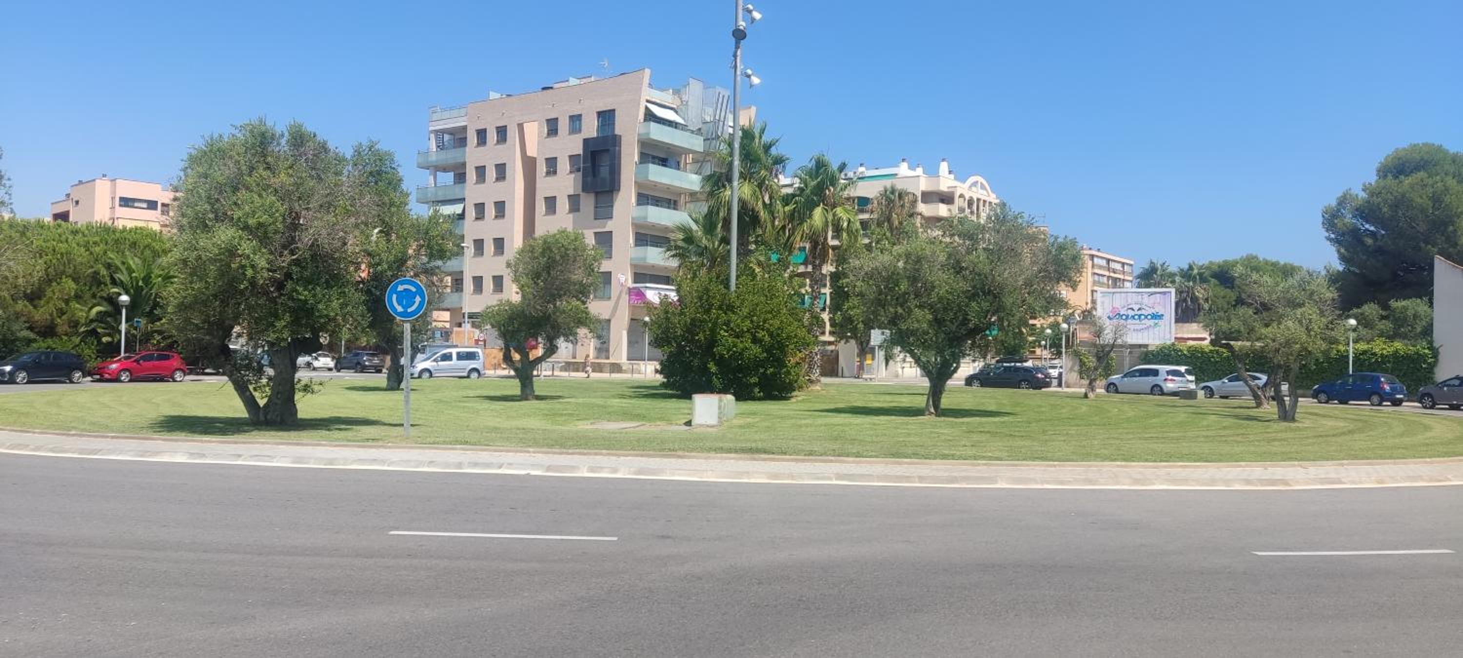 vacaciones en pineda con 2 piscinas, playa a 5 min view 4