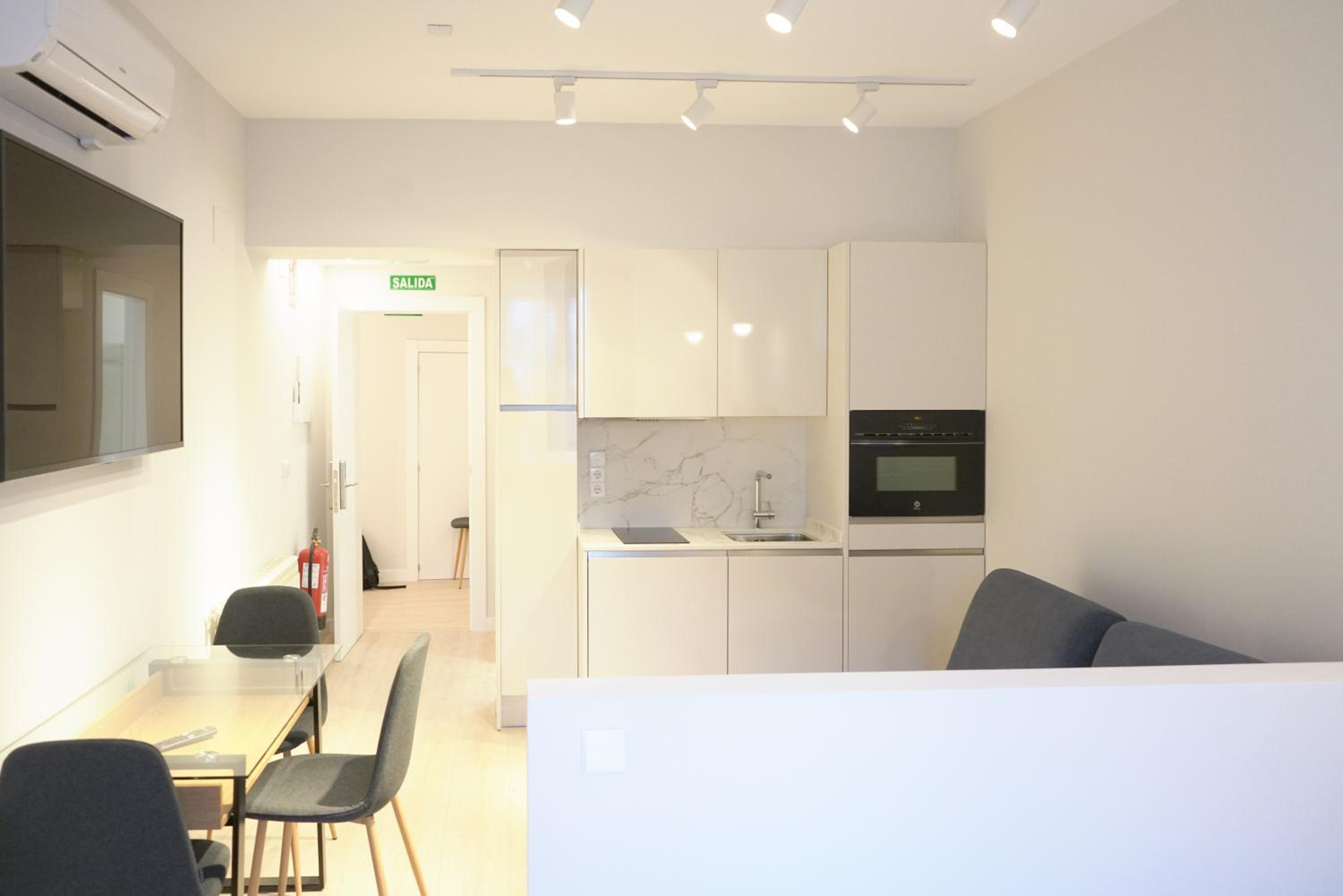 APARTAMENTOS LA FLORA BURGOS todos con aire acondicionado y ascensor