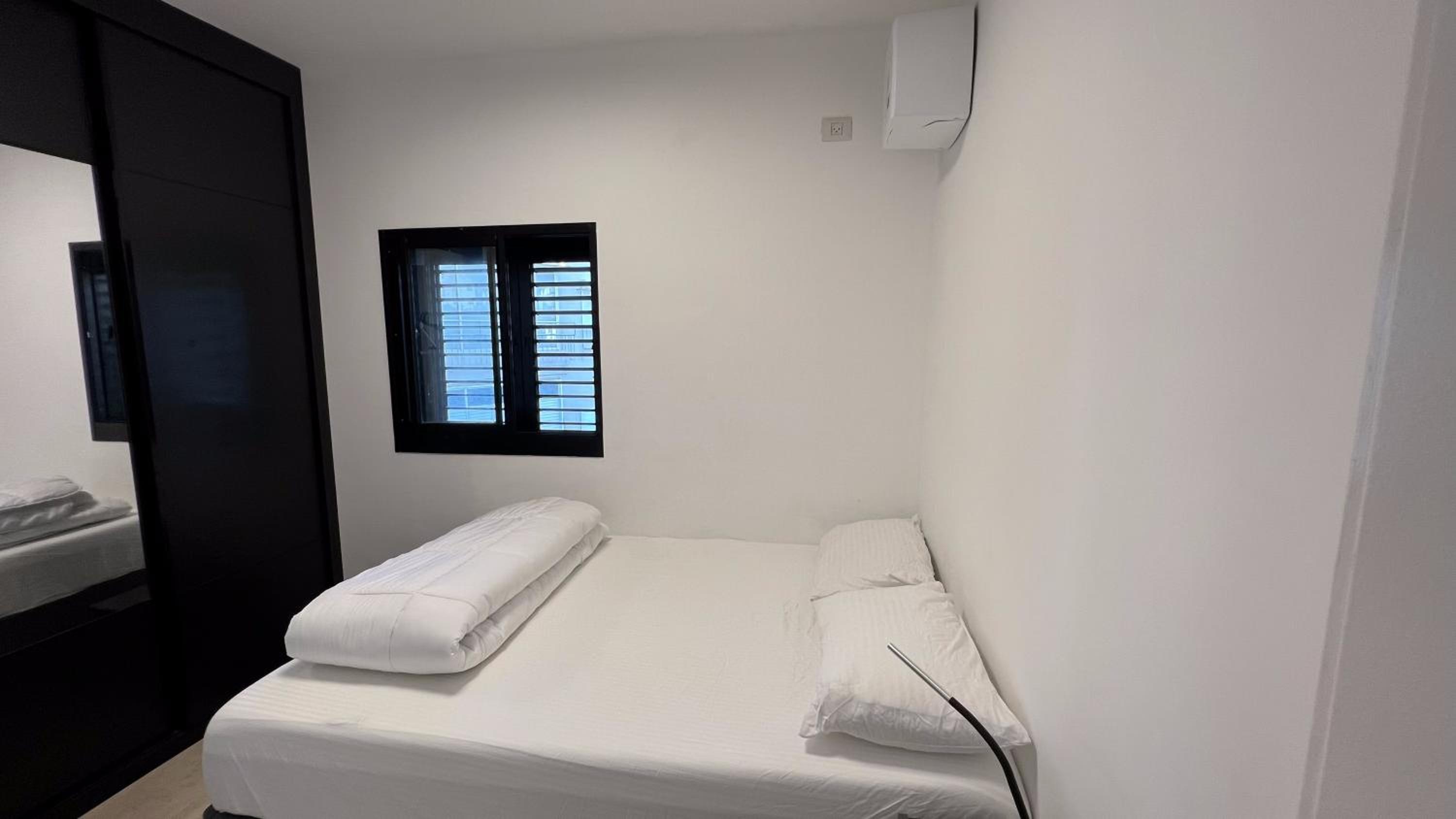 Lovely 1-bedroom apartment in The best location view 4