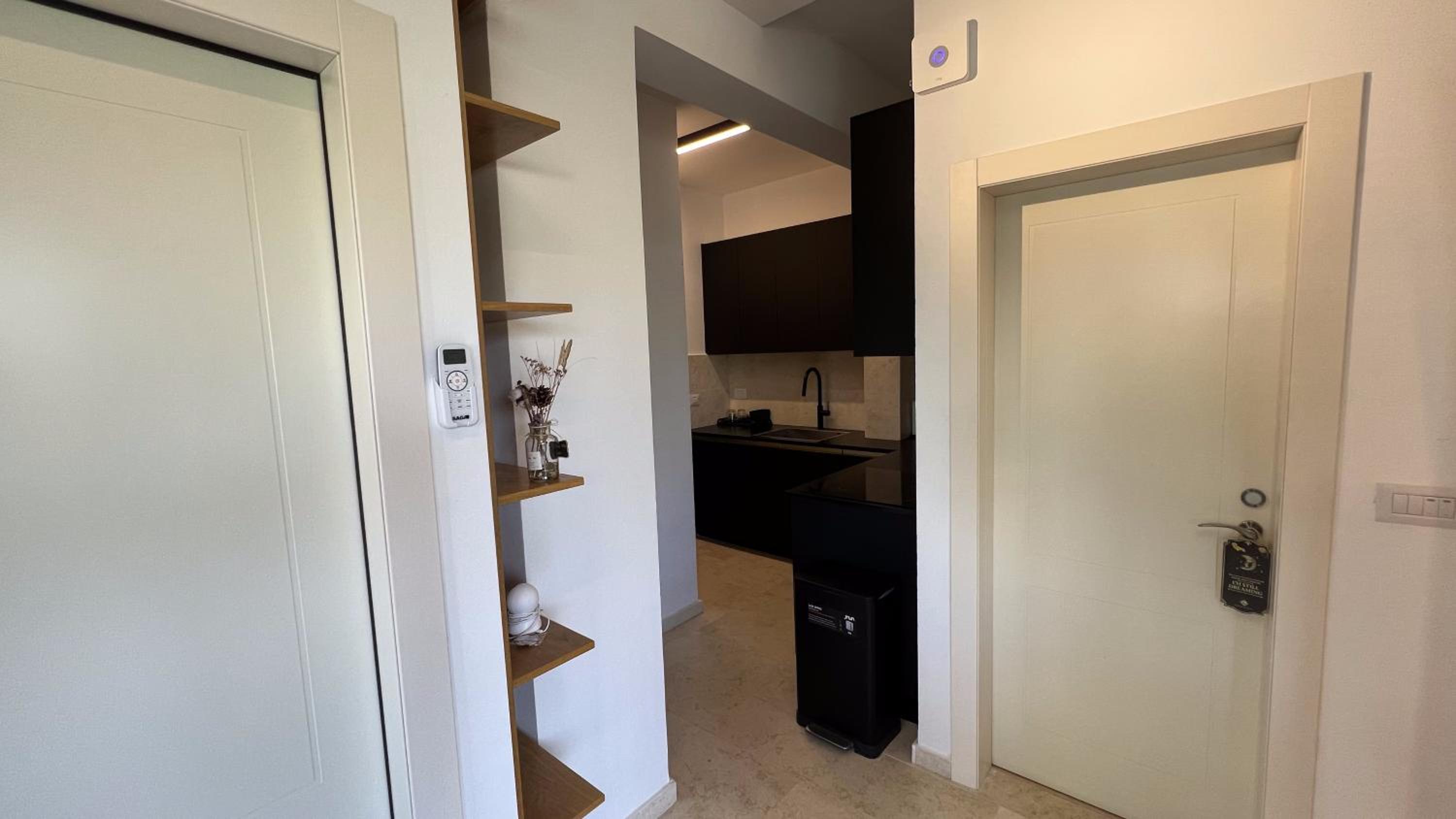 Lovely 1-bedroom apartment in The best location view 2