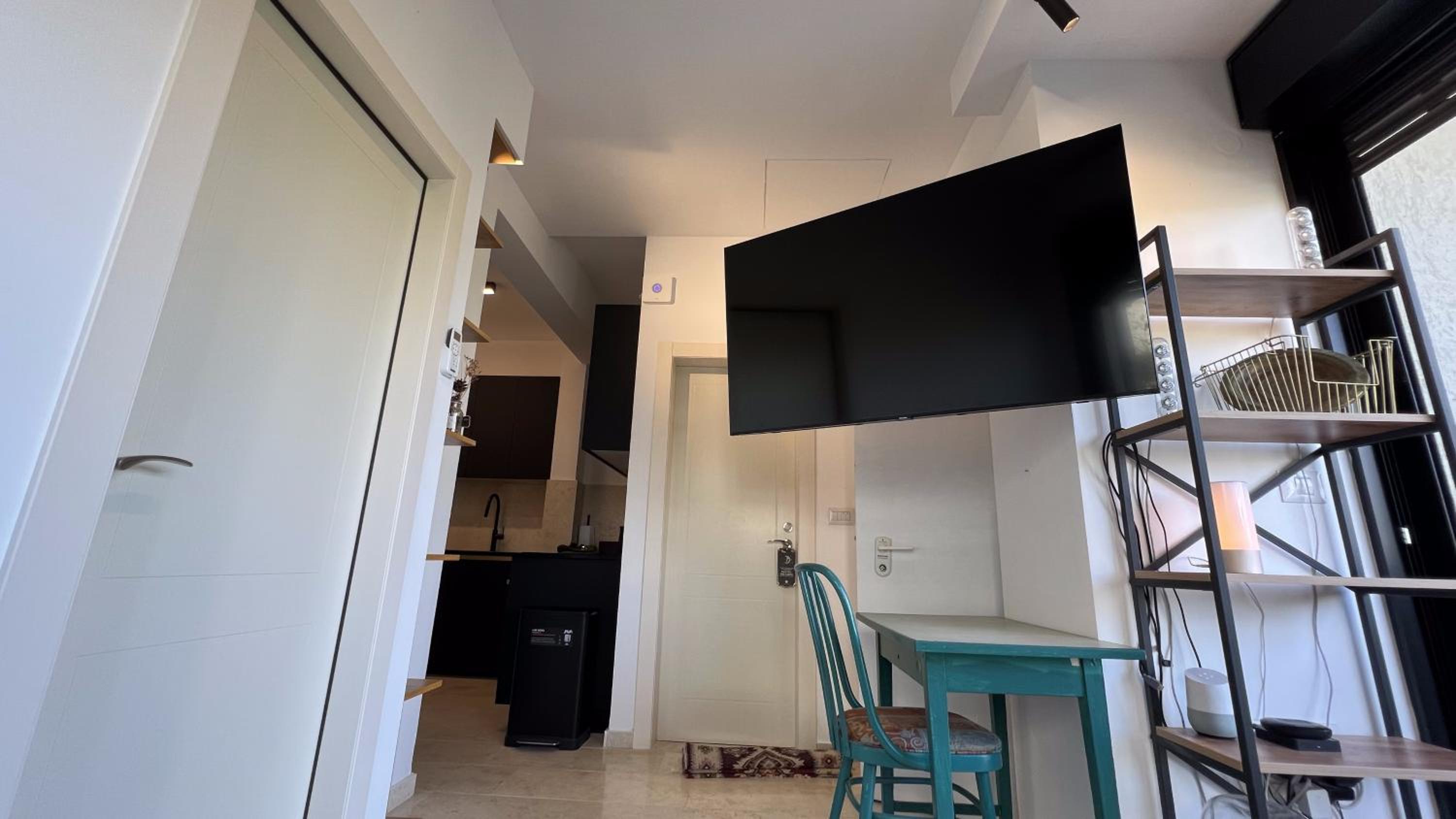 Lovely 1-bedroom apartment in The best location view 3