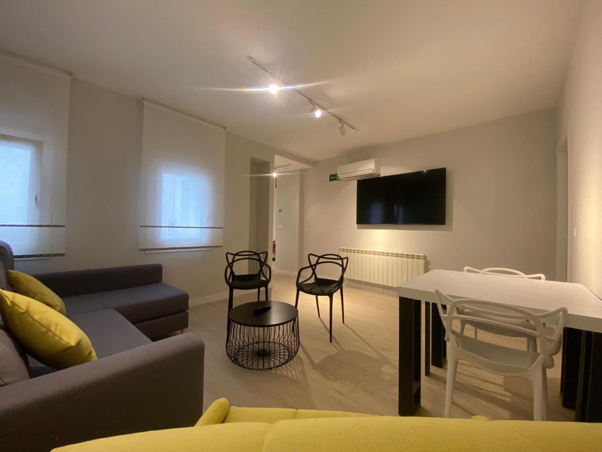 APARTAMENTOS LA FLORA BURGOS todos con aire acondicionado y ascensor