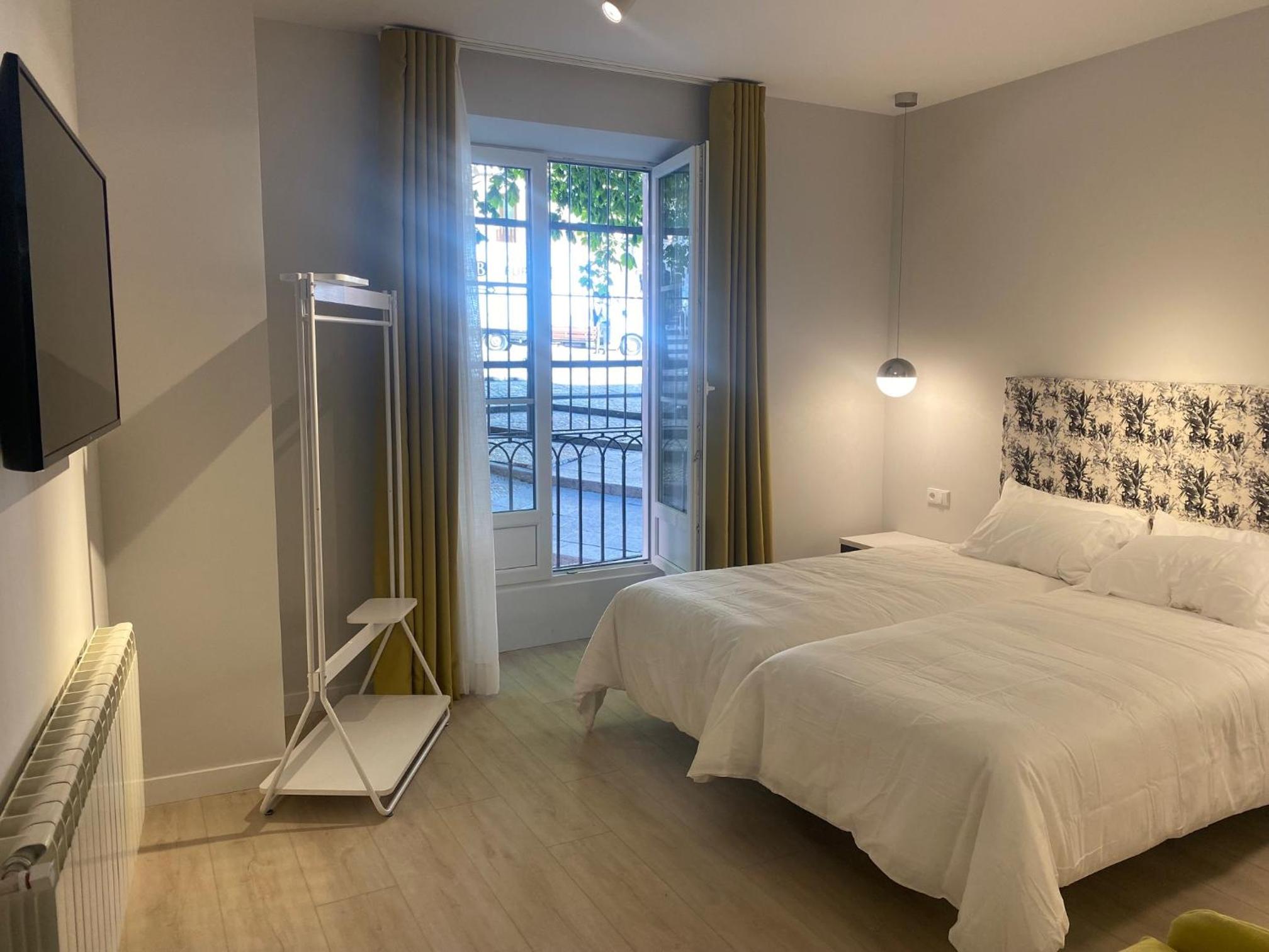 APARTAMENTOS LA FLORA BURGOS todos con aire acondicionado y ascensor