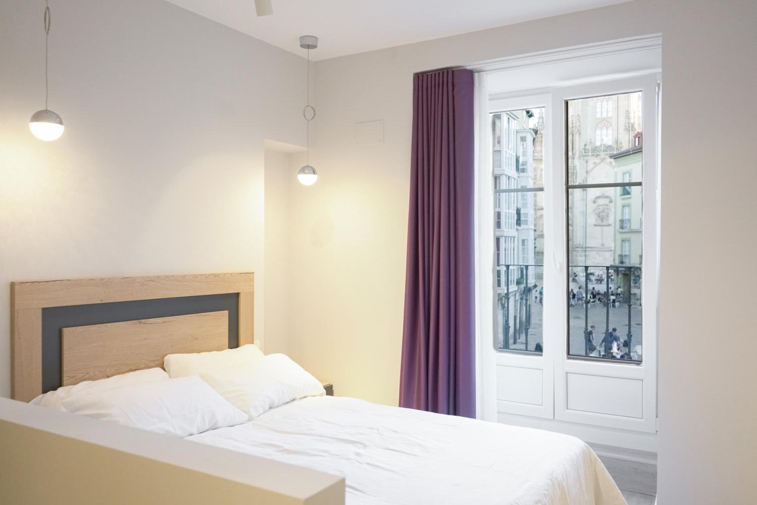 APARTAMENTOS LA FLORA BURGOS todos con aire acondicionado y ascensor