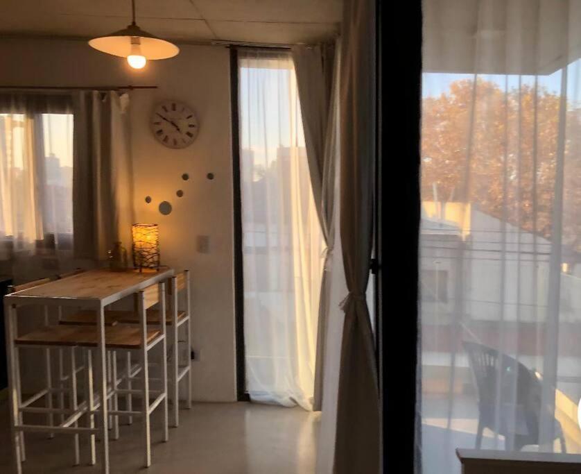 Luminoso,tranquilo y practico estudio en zona sur con balcón y cochera