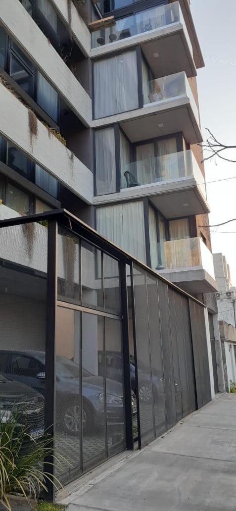 Luminoso,tranquilo y practico estudio en zona sur con balcón y cochera