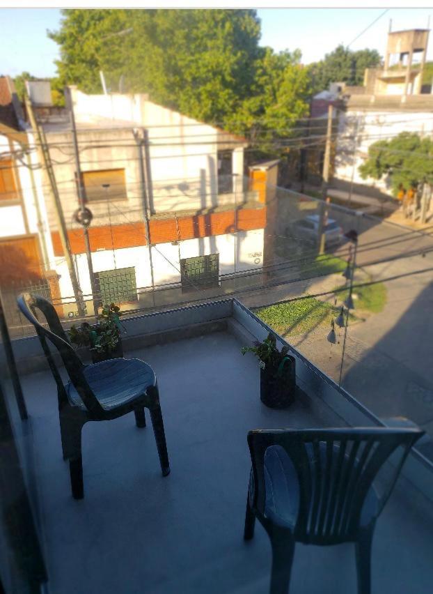 Luminoso,tranquilo y practico estudio en zona sur con balcón y cochera