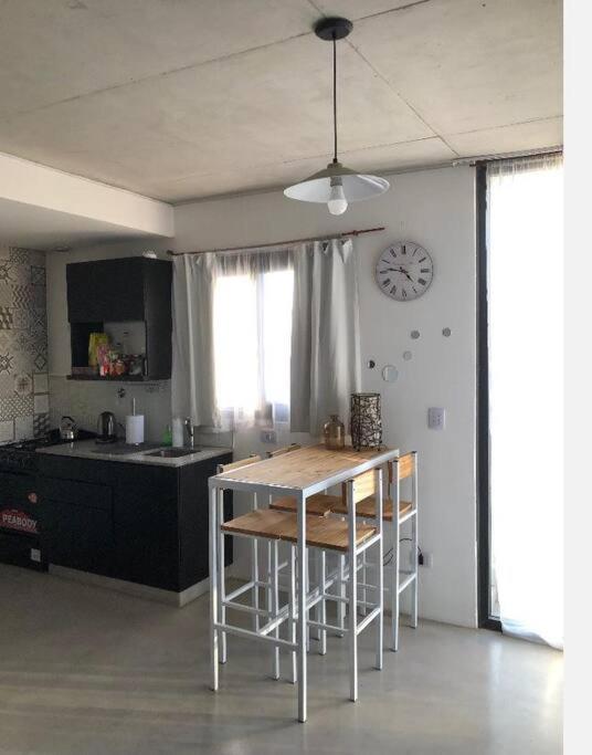 Luminoso,tranquilo y practico estudio en zona sur con balcón y cochera