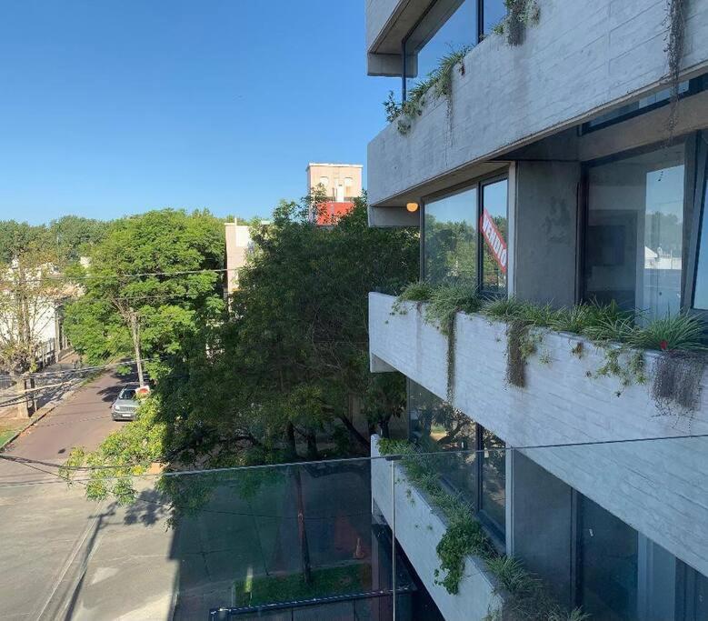Luminoso,tranquilo y practico estudio en zona sur con balcón y cochera
