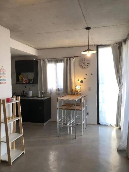 Luminoso,tranquilo y practico estudio en zona sur con balcón y cochera