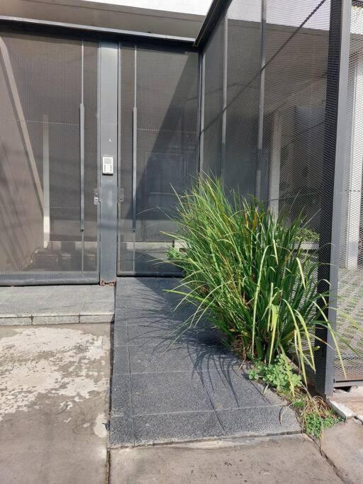 Luminoso,tranquilo y practico estudio en zona sur con balcón y cochera