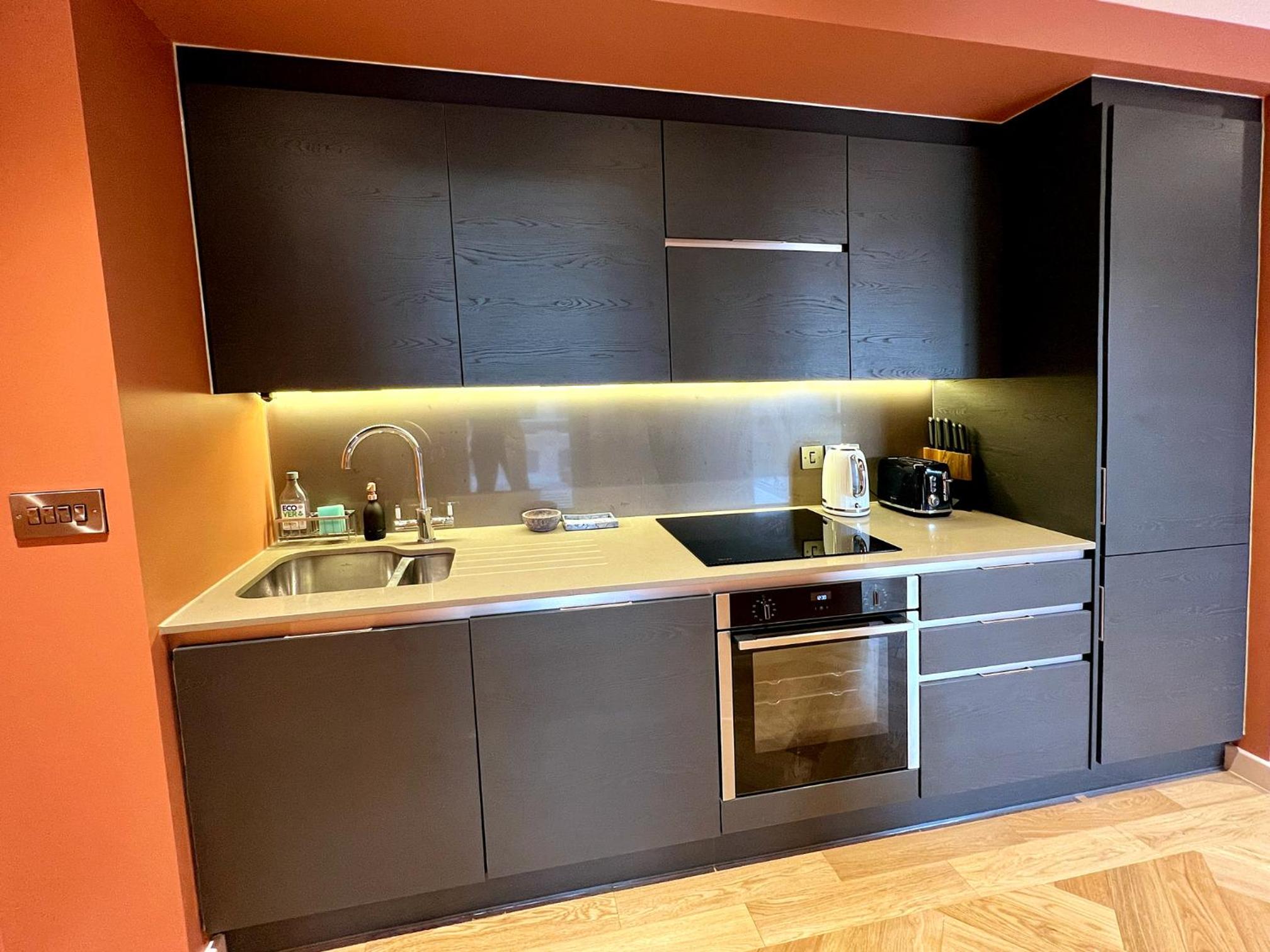 The Aviator's Attic - Luxury City Centre Retreat view 2