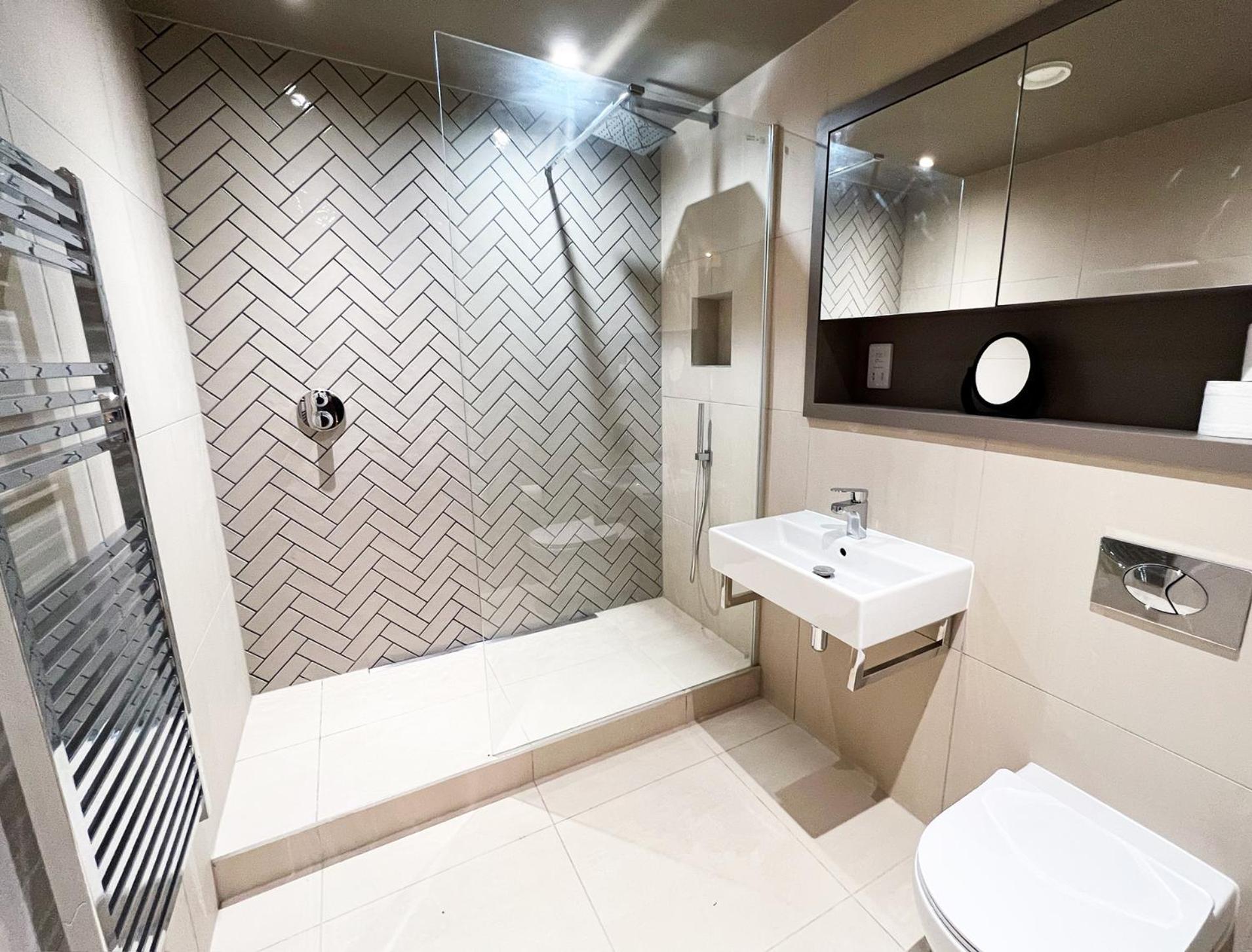 The Aviator's Attic - Luxury City Centre Retreat view 4