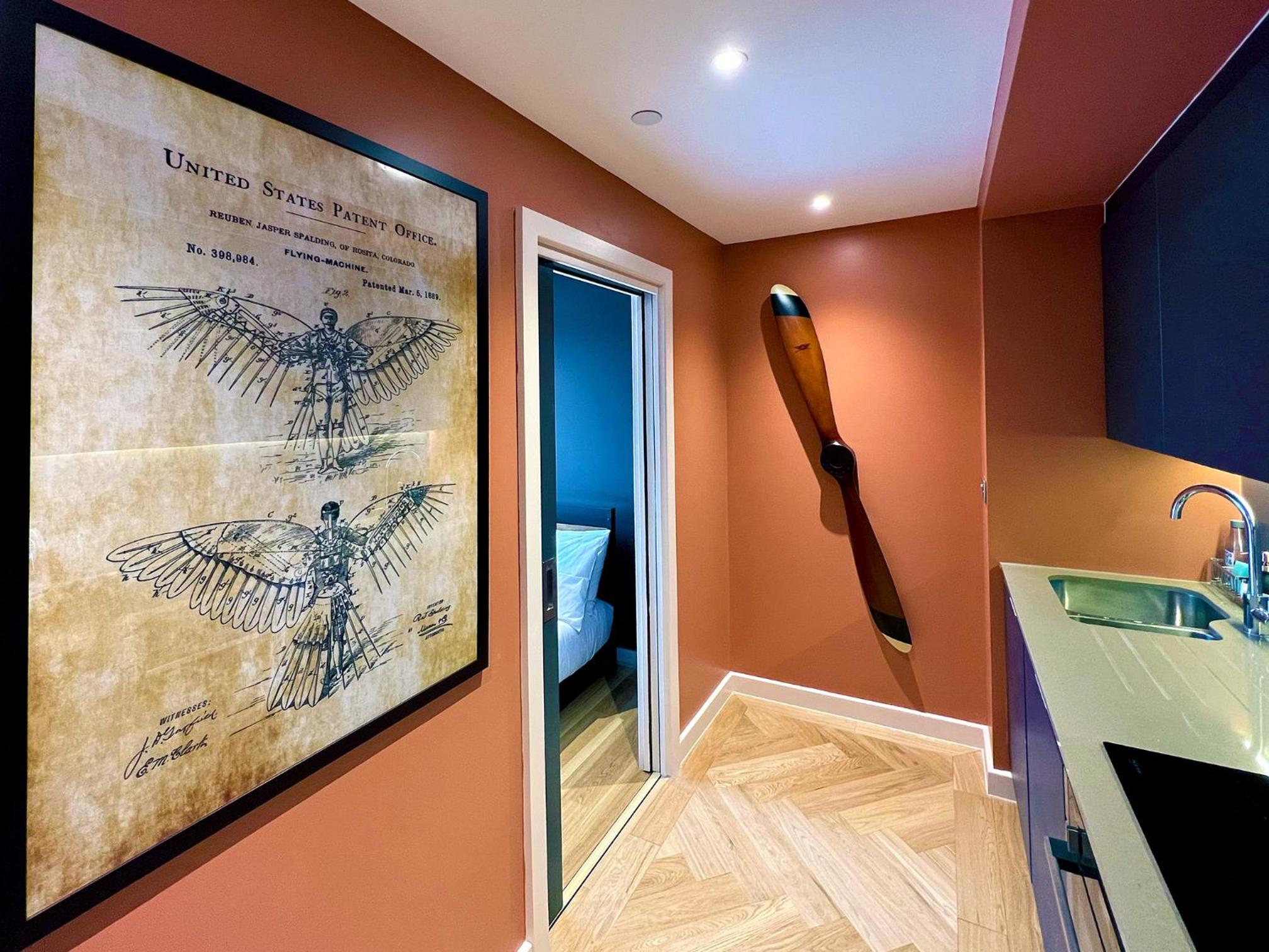 The Aviator's Attic - Luxury City Centre Retreat view 5