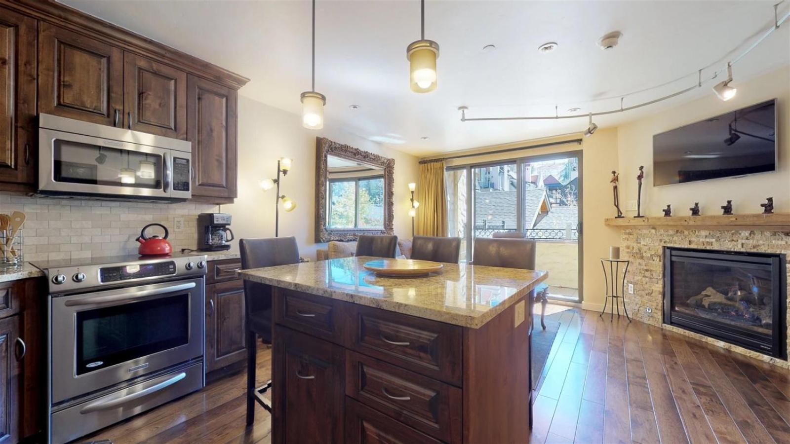 Luxury 1 Bedroom Mountain Vacation Rental, 100 Yards To Gondola In Lionshead Village view 2
