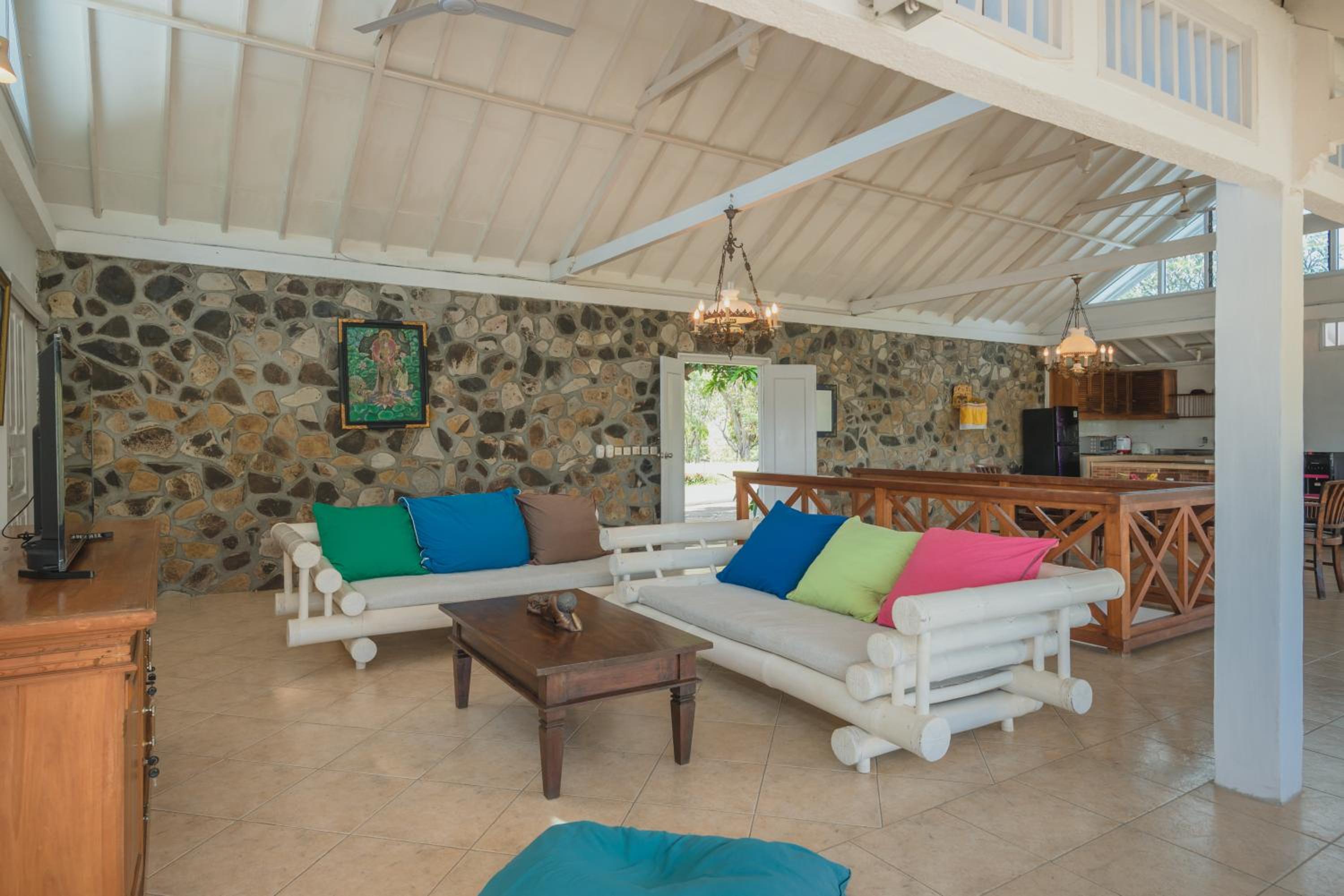 Villa Dinding Batu