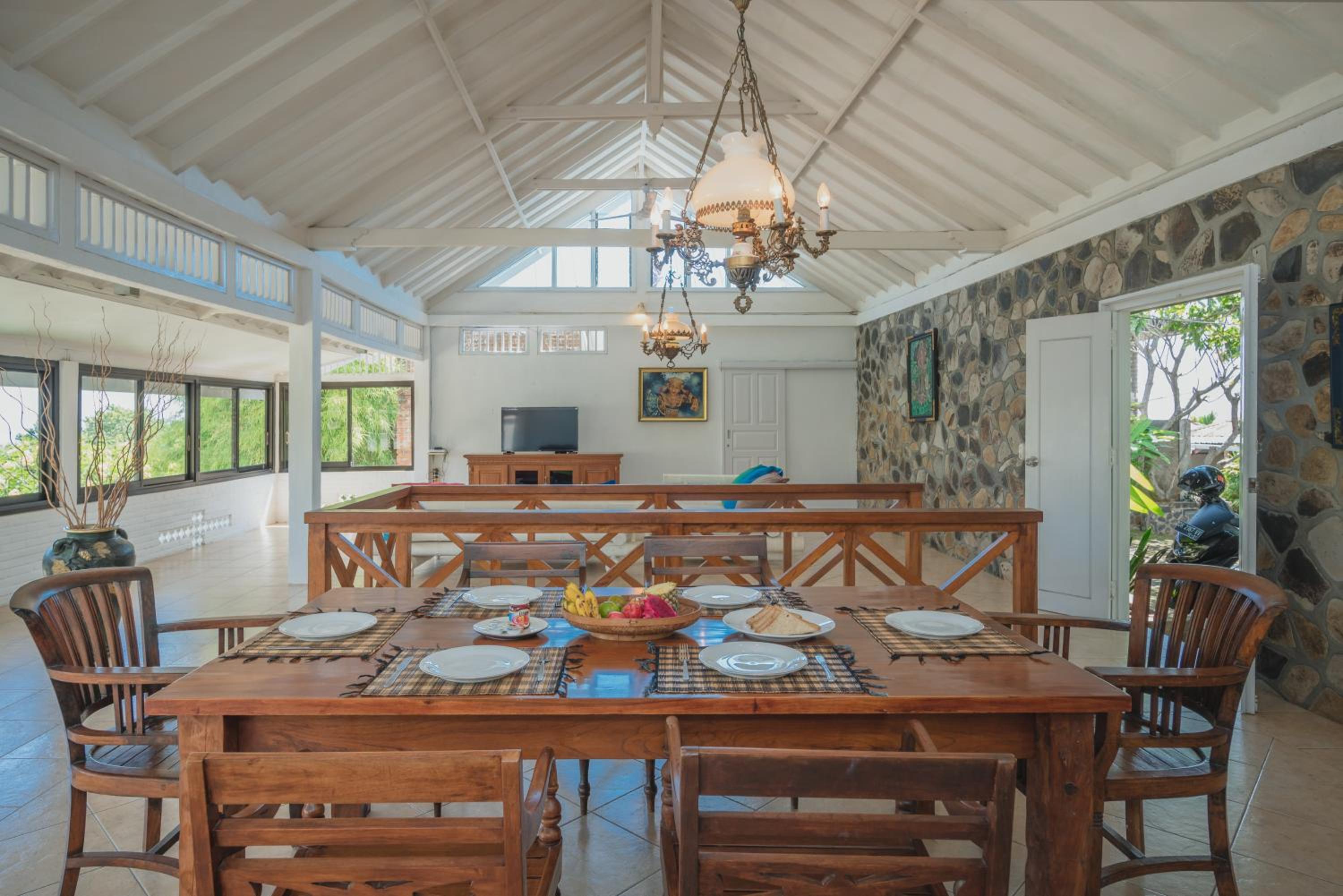 Villa Dinding Batu