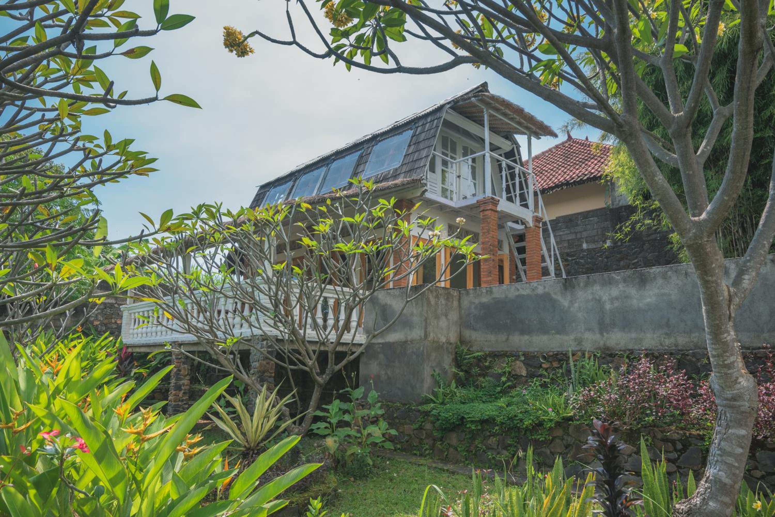 Villa Dinding Batu