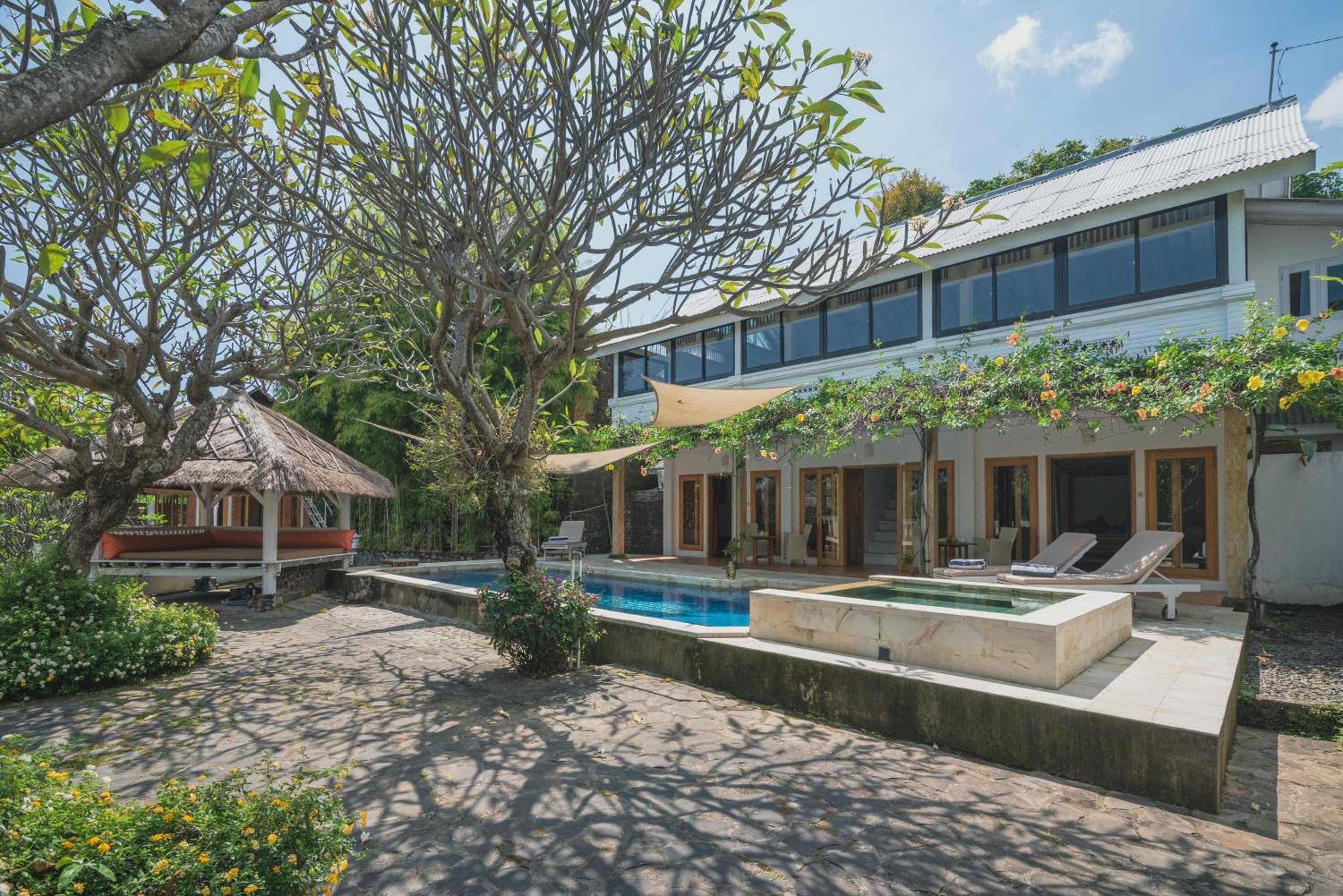 Villa Dinding Batu
