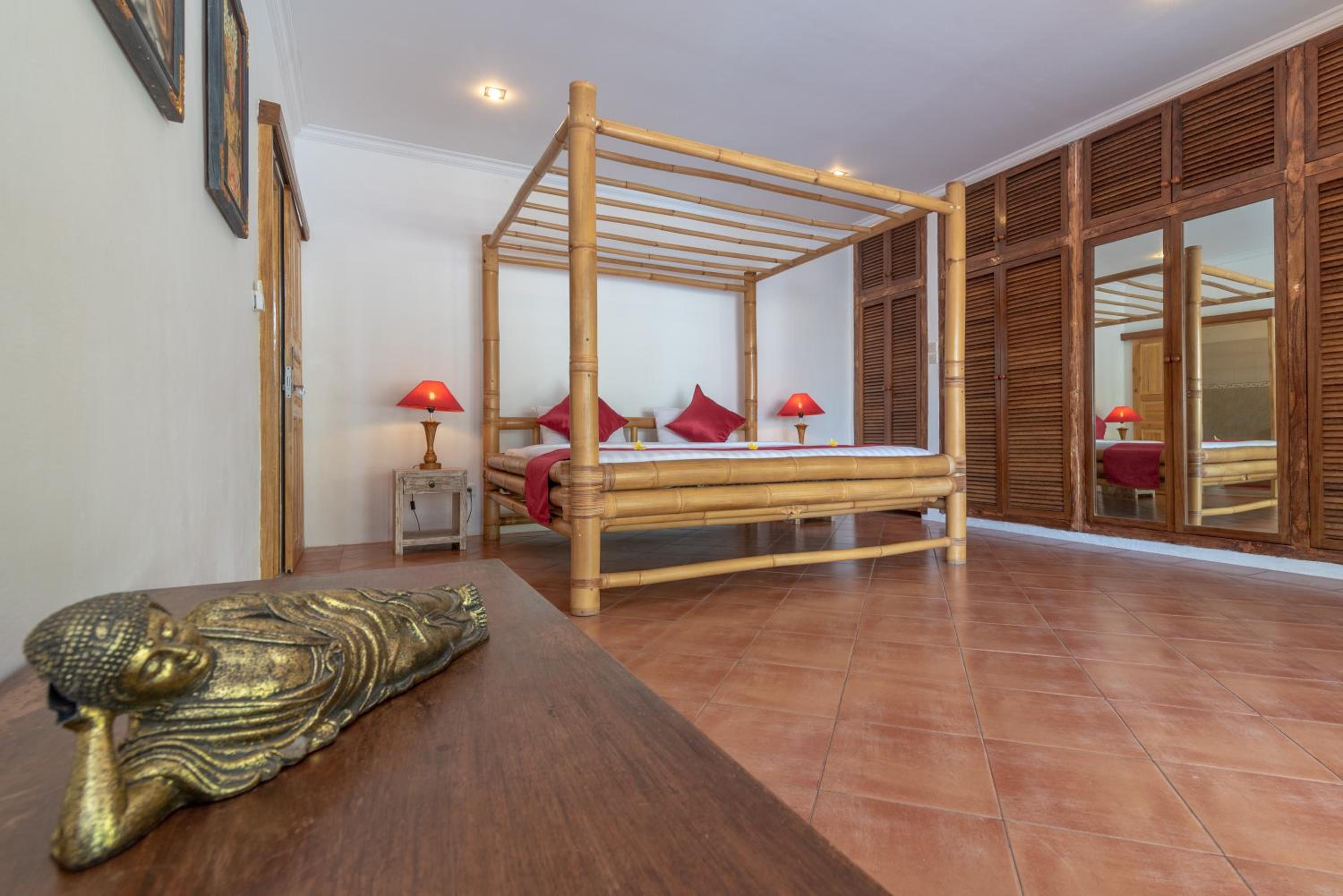 Villa Dinding Batu