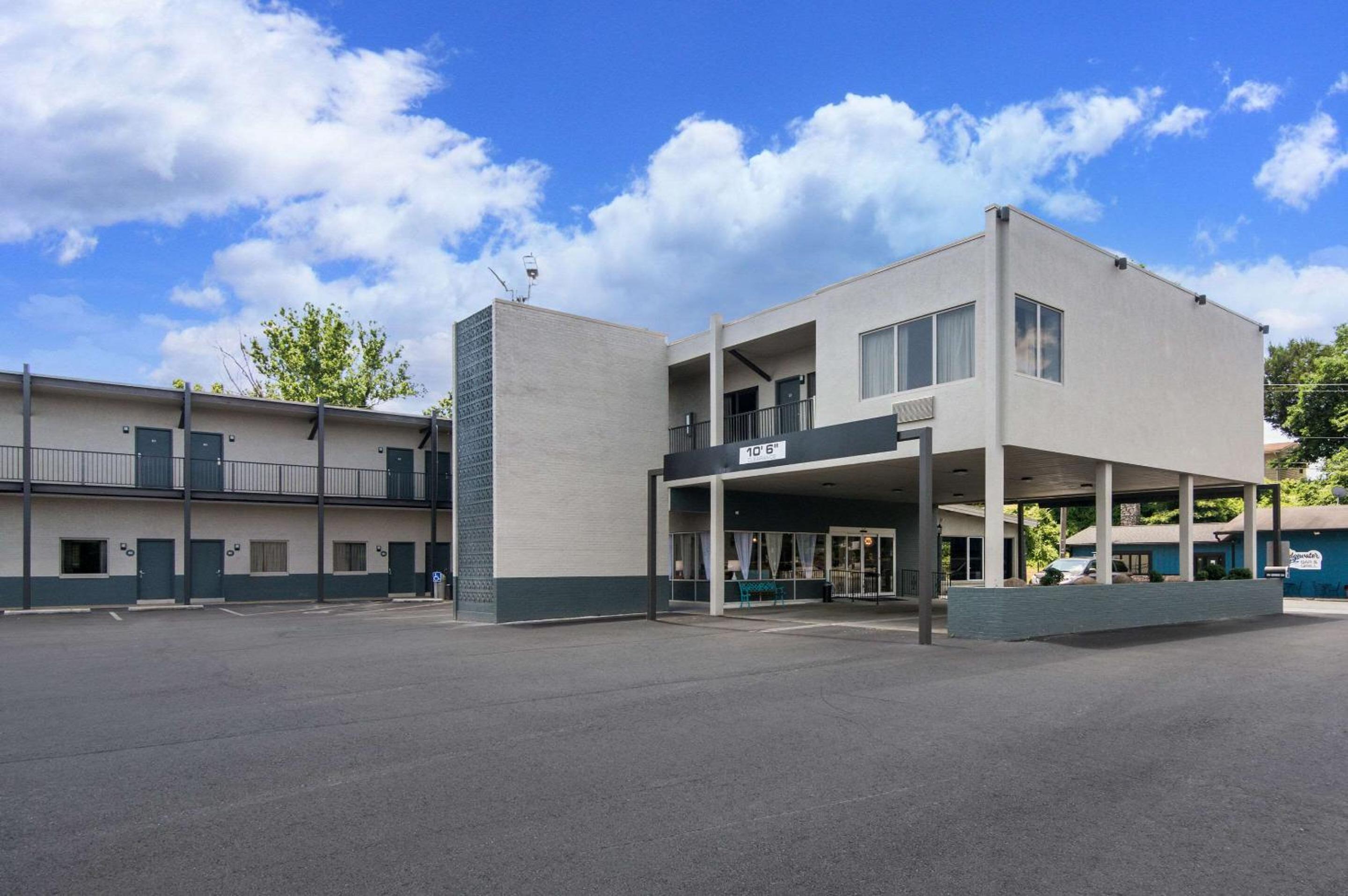 Henderson Vacations - Quality Inn - On The Lake Clarksville-Boydton - Property Image 3