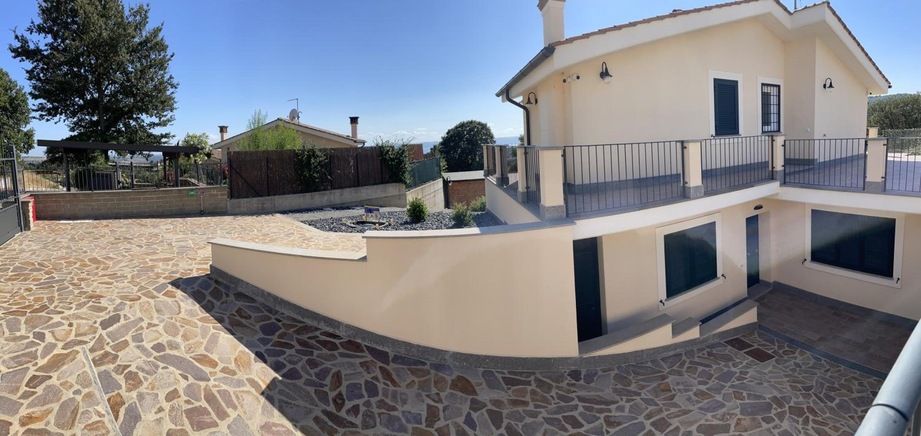 VILLA "Lago Blu" vista lago di Bracciano, con vasca idromassaggio esterna