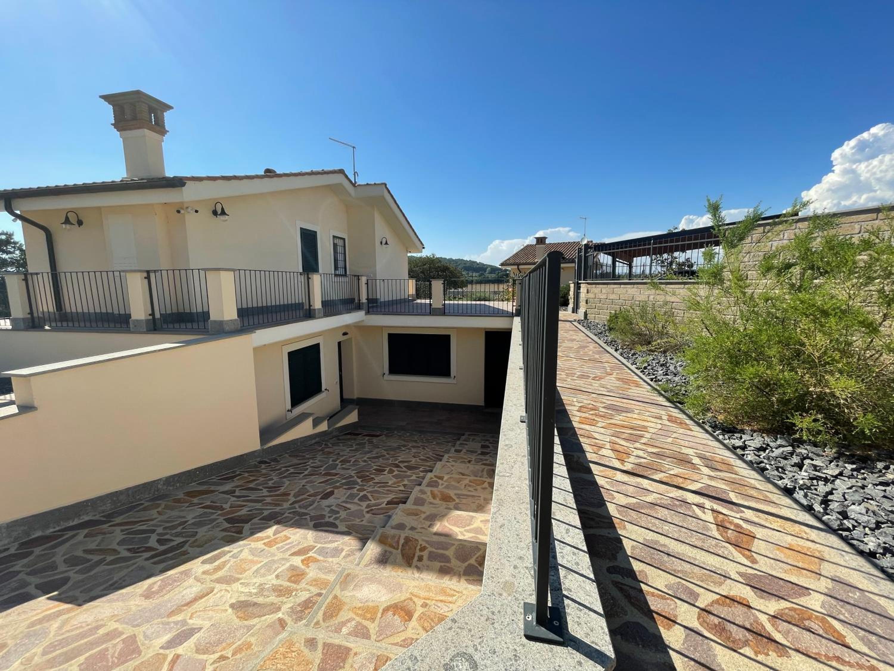 VILLA "Lago Blu" vista lago di Bracciano, con vasca idromassaggio esterna