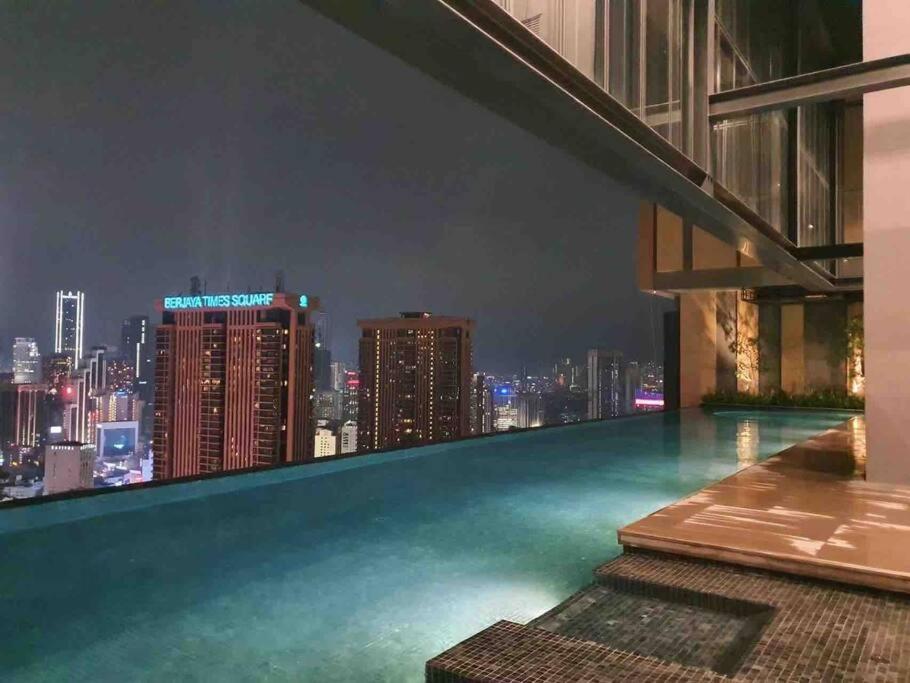 Infinity pool, NEW 2 bedroom, near BBCC LALAPORT, PNB 118, KLCC with high speed wifi