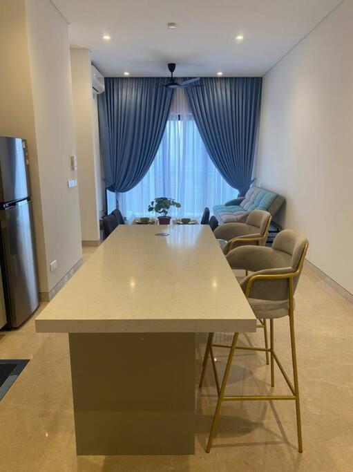 Infinity pool, NEW 2 bedroom, near BBCC LALAPORT, PNB 118, KLCC with high speed wifi