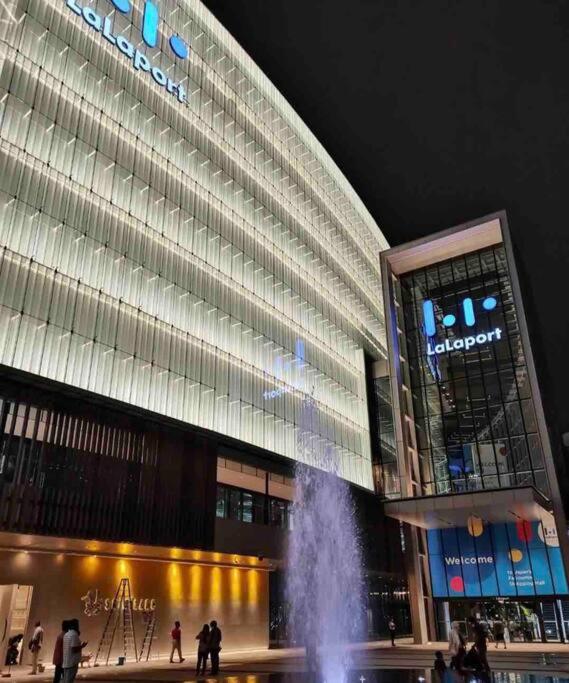 Infinity pool, NEW 2 bedroom, near BBCC LALAPORT, PNB 118, KLCC with high speed wifi