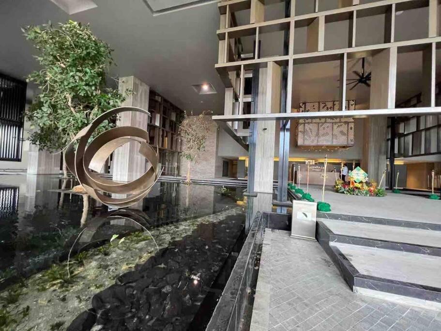 Infinity pool, NEW 2 bedroom, near BBCC LALAPORT, PNB 118, KLCC with high speed wifi