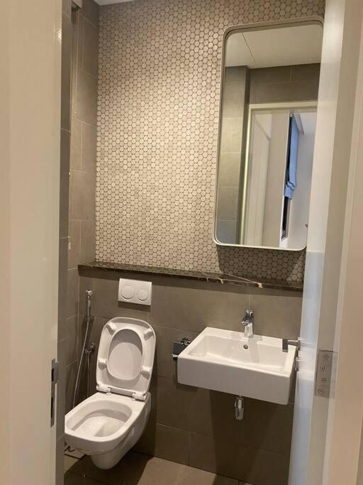 Infinity pool, NEW 2 bedroom, near BBCC LALAPORT, PNB 118, KLCC with high speed wifi