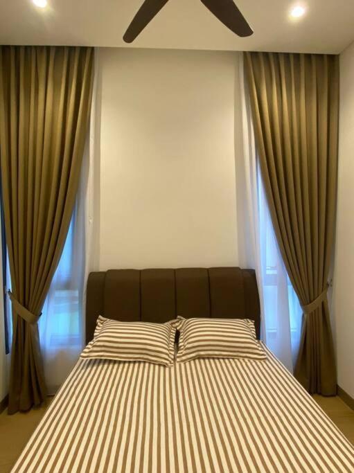 Infinity pool, NEW 2 bedroom, near BBCC LALAPORT, PNB 118, KLCC with high speed wifi