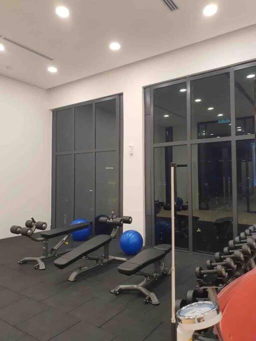 Infinity pool, NEW 2 bedroom, near BBCC LALAPORT, PNB 118, KLCC with high speed wifi