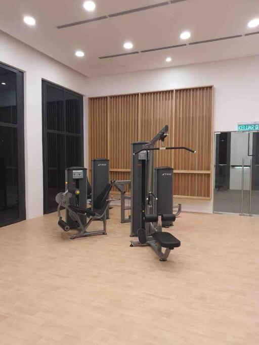 Infinity pool, NEW 2 bedroom, near BBCC LALAPORT, PNB 118, KLCC with high speed wifi
