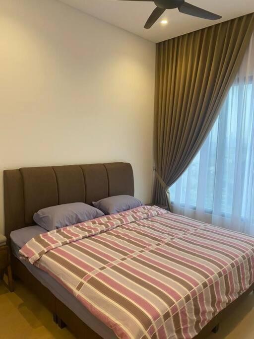 Infinity pool, NEW 2 bedroom, near BBCC LALAPORT, PNB 118, KLCC with high speed wifi