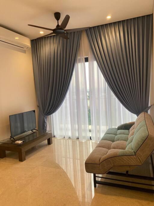 Infinity pool, NEW 2 bedroom, near BBCC LALAPORT, PNB 118, KLCC with high speed wifi