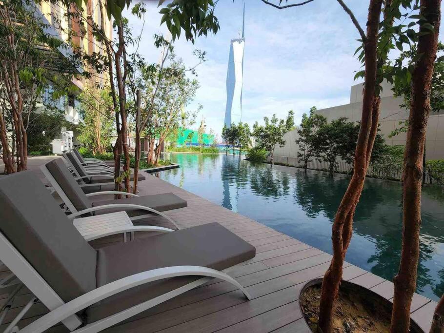 Infinity pool, NEW 2 bedroom, near BBCC LALAPORT, PNB 118, KLCC with high speed wifi