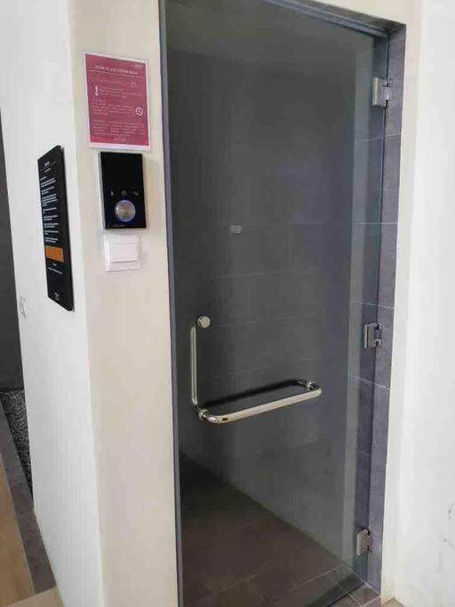 Infinity pool, NEW 2 bedroom, near BBCC LALAPORT, PNB 118, KLCC with high speed wifi