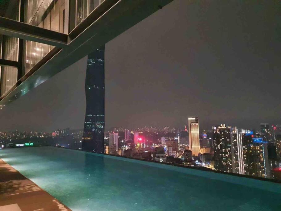 Infinity pool, NEW 2 bedroom, near BBCC LALAPORT, PNB 118, KLCC with high speed wifi