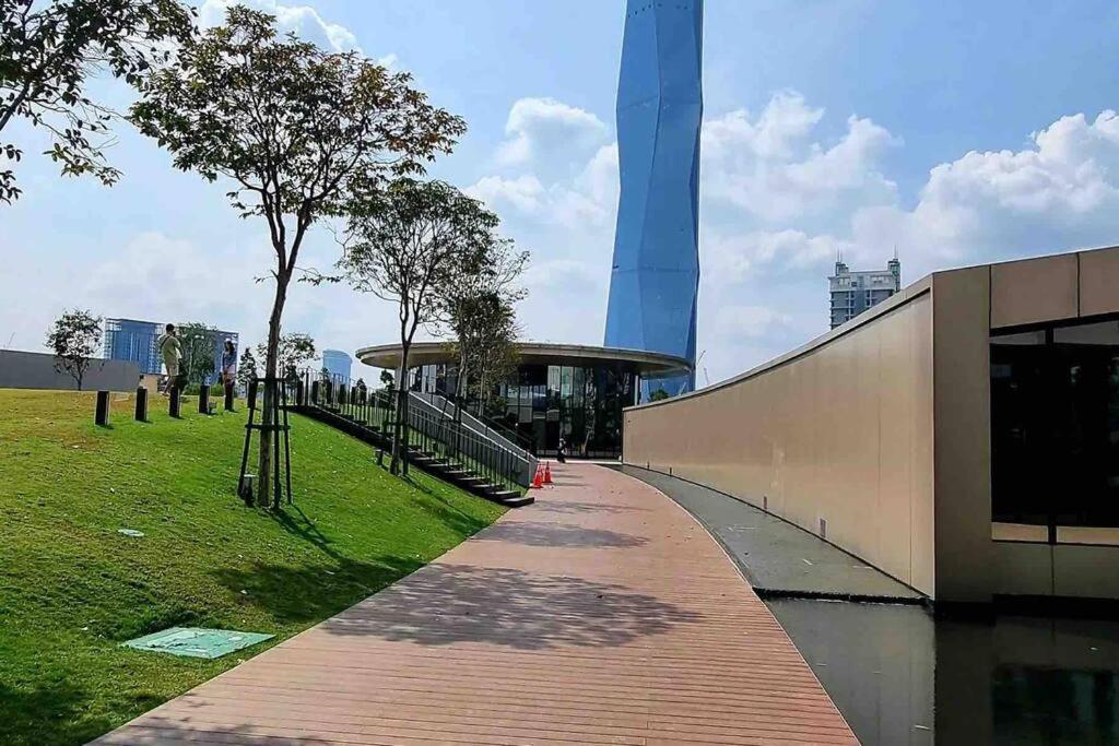 Infinity pool, NEW 2 bedroom, near BBCC LALAPORT, PNB 118, KLCC with high speed wifi
