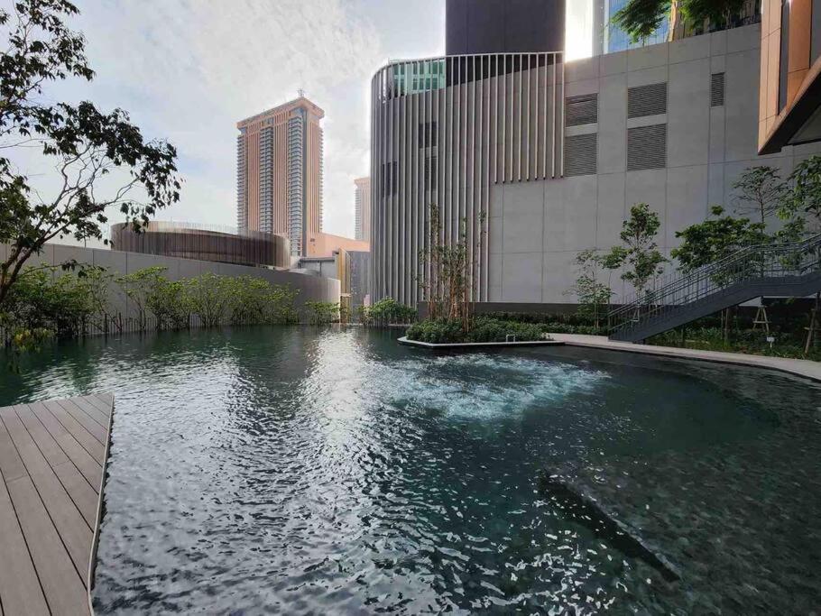 Infinity pool, NEW 2 bedroom, near BBCC LALAPORT, PNB 118, KLCC with high speed wifi