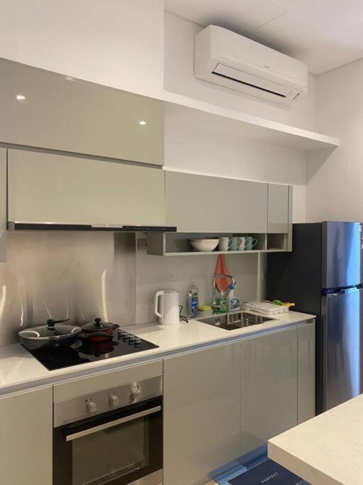 Infinity pool, NEW 2 bedroom, near BBCC LALAPORT, PNB 118, KLCC with high speed wifi