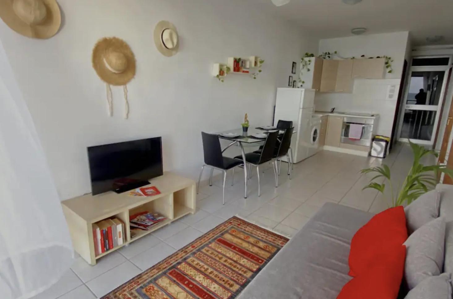 F2 2 Lovely room, living and bathroom shared , St Julians photo 3