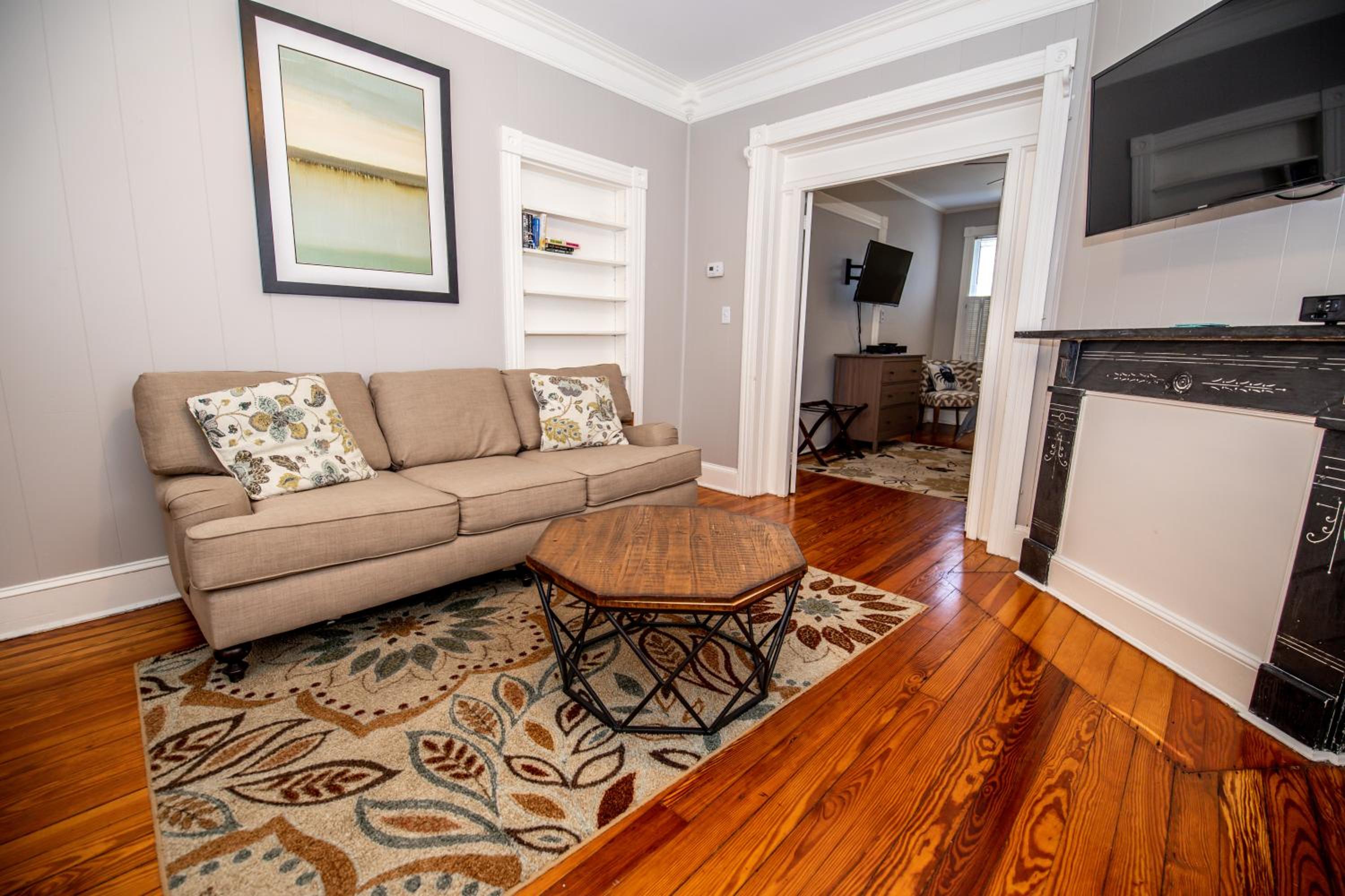 Downtown Annapolis King George 1st Floor Hideaway