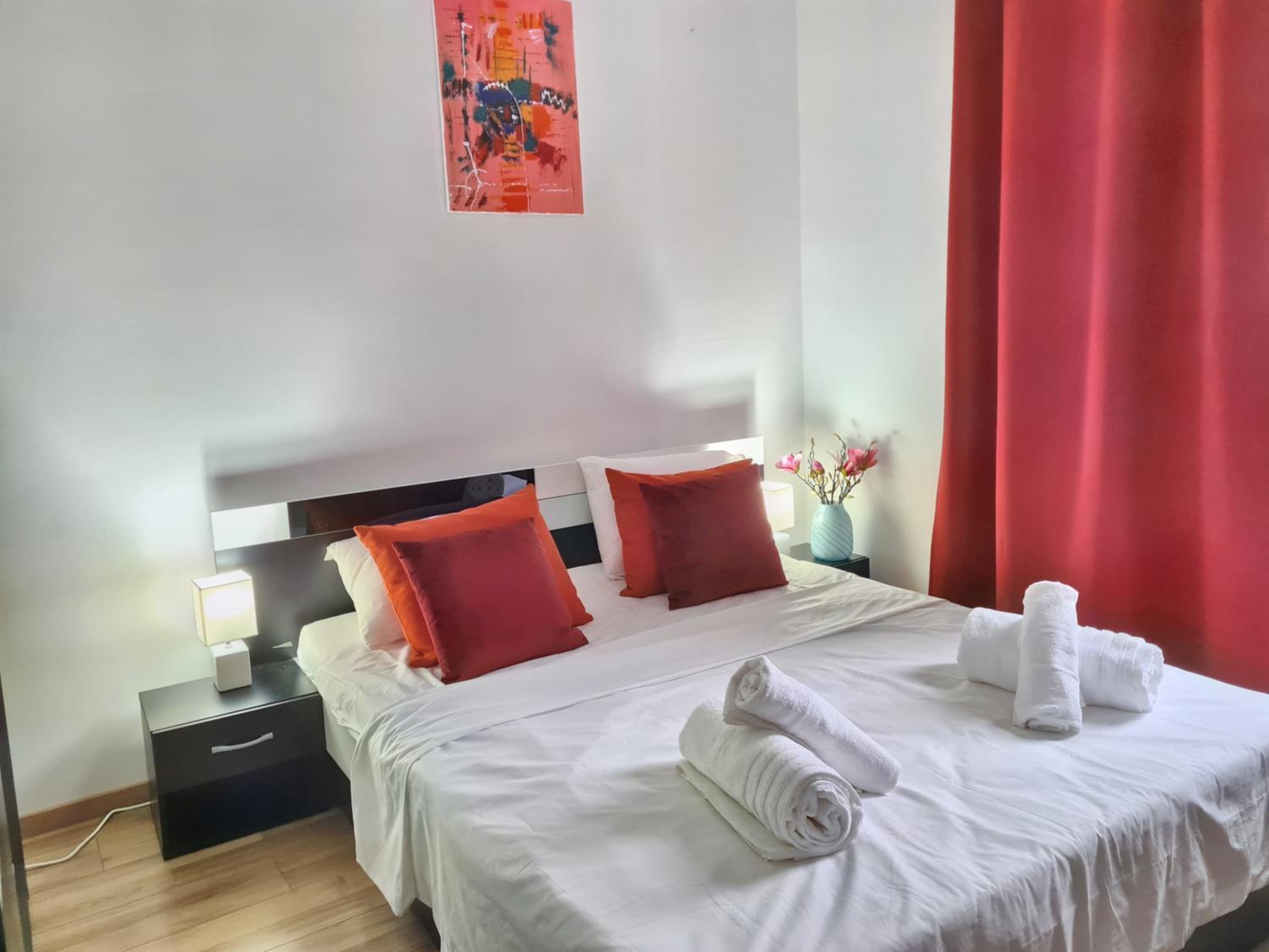 Ultracentral 5* Boutique Hotel style apartment. Brand new. 2 rooms. Spacious. Free parking view 4