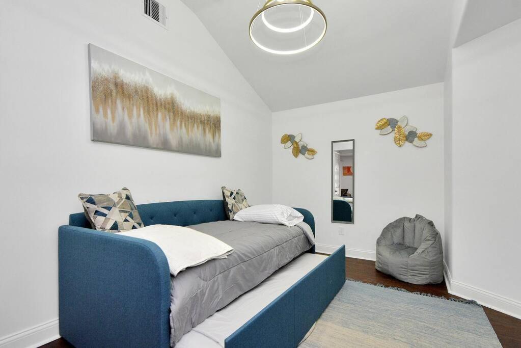 Hidden Gem Safari Home w/ Backyard Near Midtown view 3
