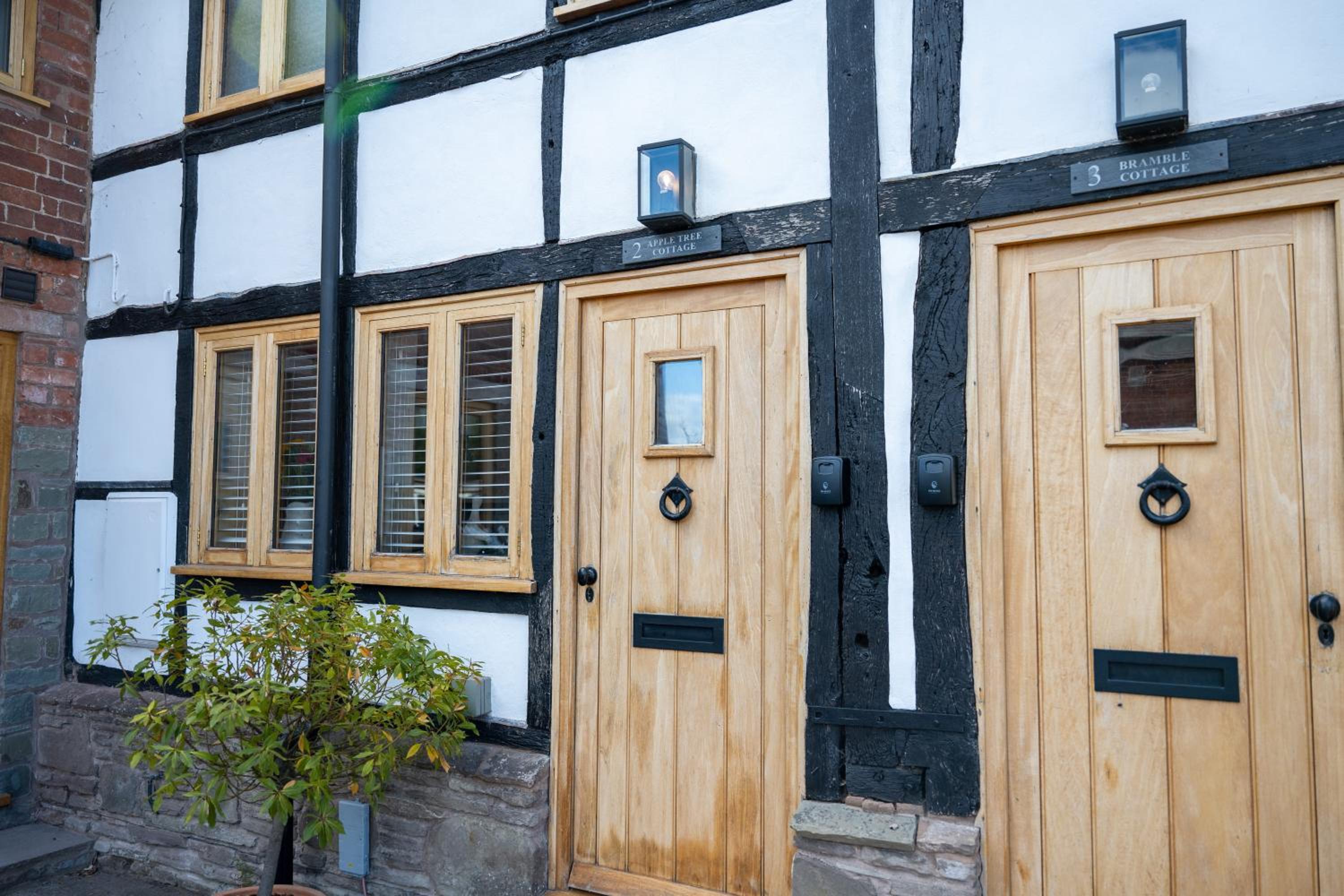 Apple Tree Cottage - Cosy 2 Bed with Deluxe HOT TUB & Log Burner
