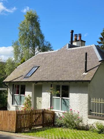 Hotel Cobbler's Cottage at Kindrochet, Strathtay - Image 1